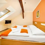 Golden Garni Hotel 3*